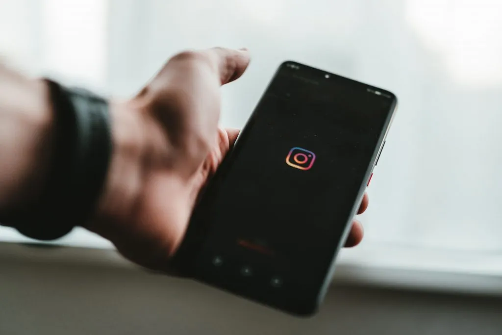 celular com logo do instagram em tela preta